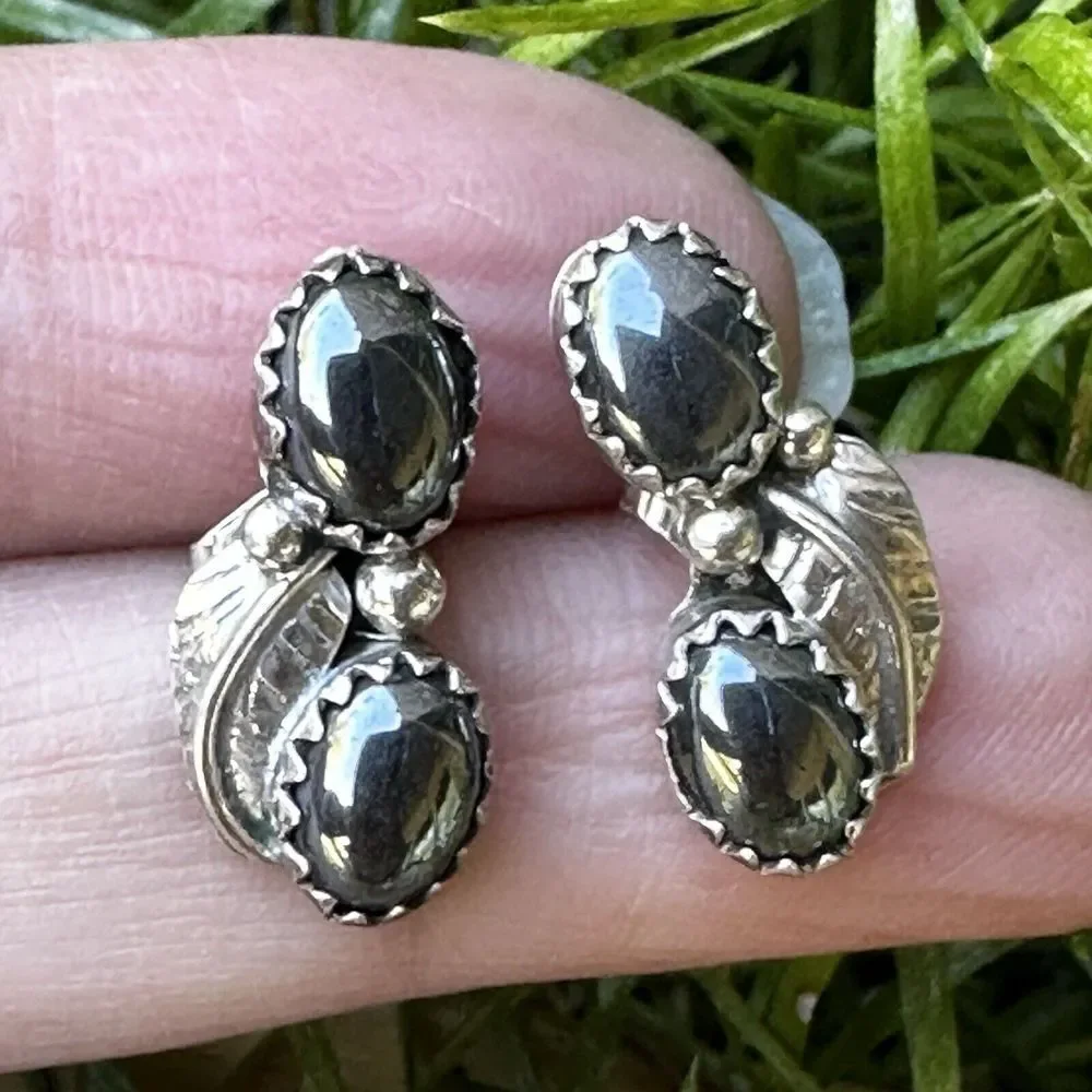 Vintage Navajo‎ Stud Earrings 0.75 Inch Hematite Cabs Feather 925 Sterling 2.8g